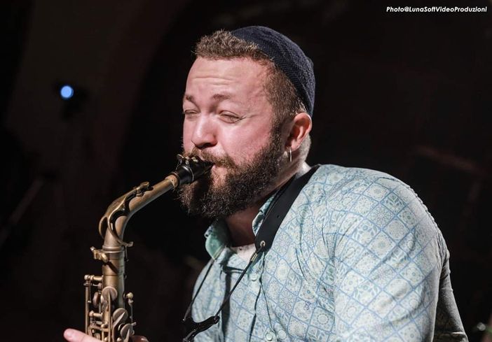 Fuat Sunay: con il mio sax fondo oriente ed occidente, lo standard jazz con il mio stile Fuat Sunay: con il mio sax fondo oriente ed occidente, lo standard jazz con il mio stile