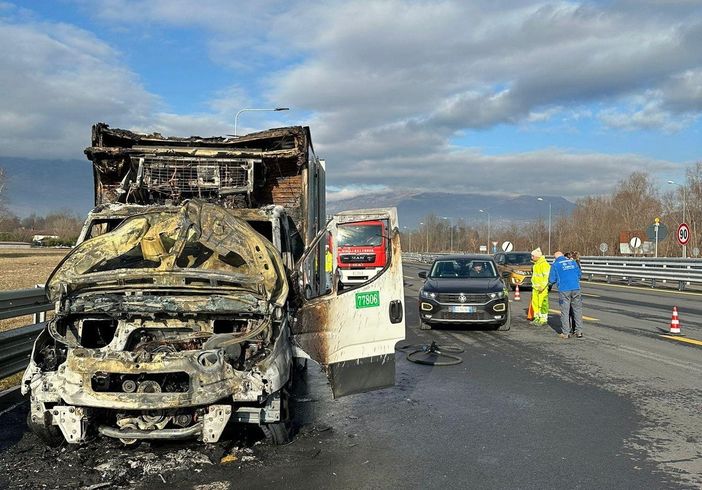 Mezzo pesante a fuoco allo svincolo per la bretella Ivrea-Santhia: traffico paralizzato sulla A5 Mezzo pesante a fuoco allo svincolo per la bretella Ivrea-Santhia: traffico paralizzato sulla A5