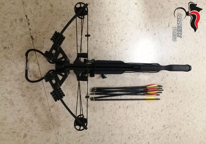 In auto nascondeva una balestra e 8 dardi con punta metallica appuntita: fermato un ventenne