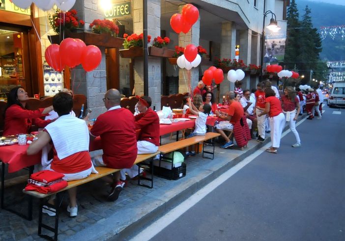 A Bardonecchia un successo la conviviale cena in bianco e rosso