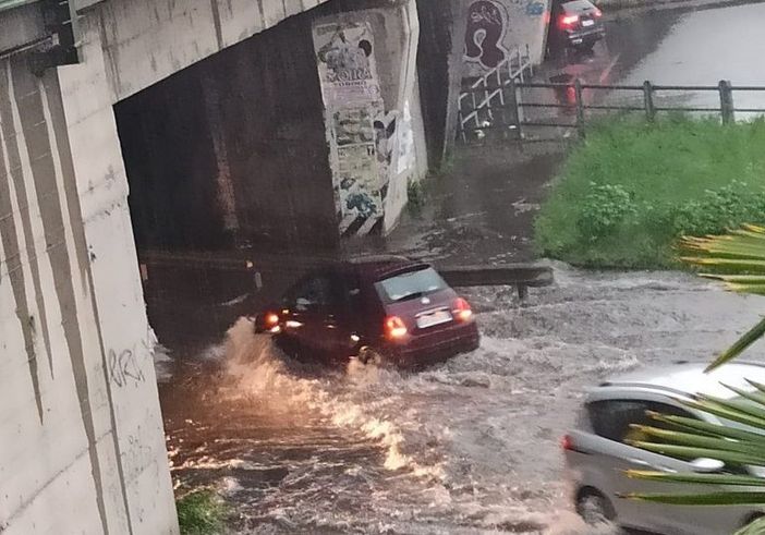 La pioggia di ieri trasforma in fiumi le strade di Moncalieri e Nichelino (foto di archivio)