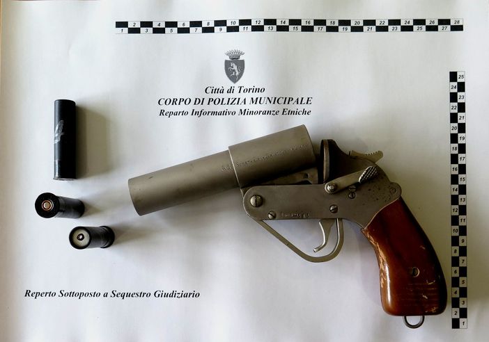 La Municipale sequestra due auto e una pistola lanciarazzi modificata al campo nomadi di strada Aeroporto