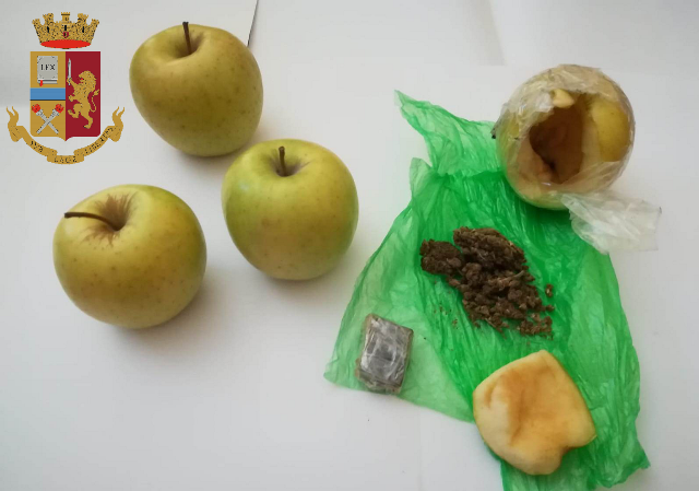 Nasconde una mela farcita di hashish da lanciare dentro il Cpr: la polizia lo ferma davanti ai muri della struttura Nasconde una mela farcita di hashish da lanciare dentro il Cpr: la polizia lo ferma davanti ai muri della struttura