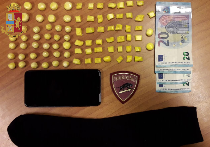 Arrestato un pusher in taxi, nascondeva 85 dosi di crack nel calzino Arrestato un pusher in taxi, nascondeva 85 dosi di crack nel calzino