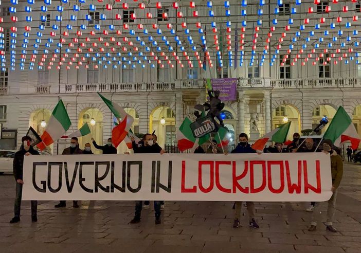 Aliud, manifestazione contro il lockdown sotto il Comune