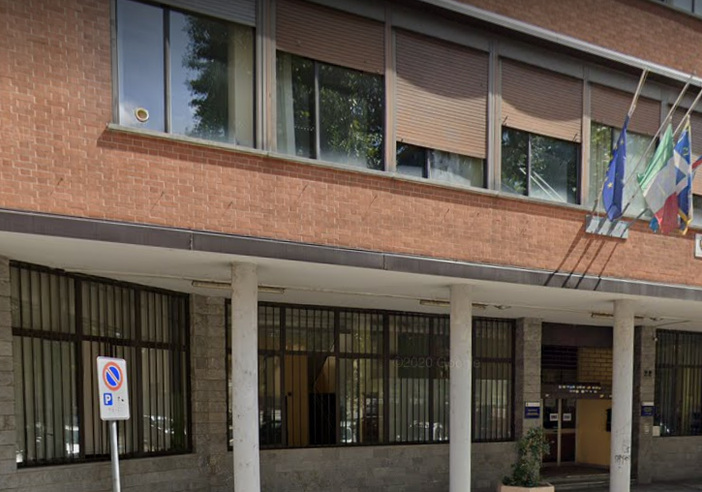 casa di mattoni rossa con bandiere