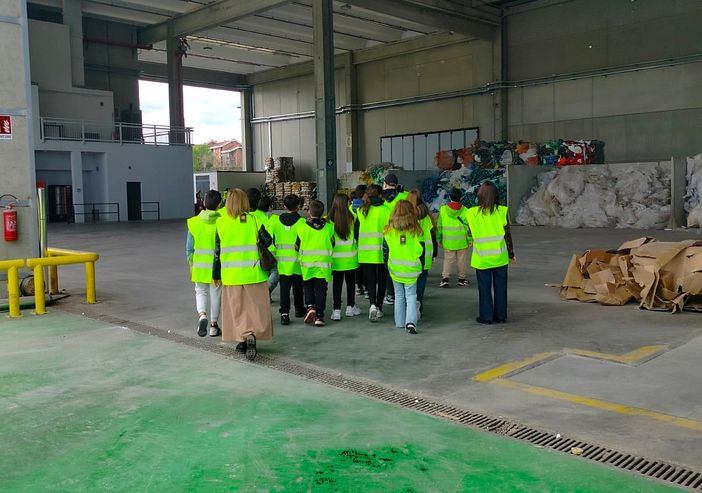 Gli studenti della scuola media Lessona in visita allo stabilimento Vergero di Venaria