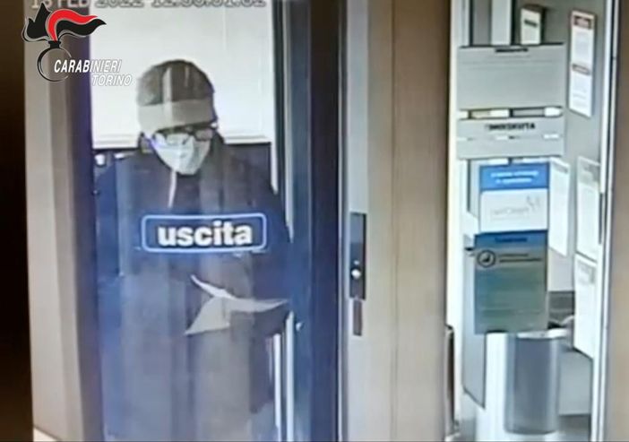 Ladro che entra in un bancomat