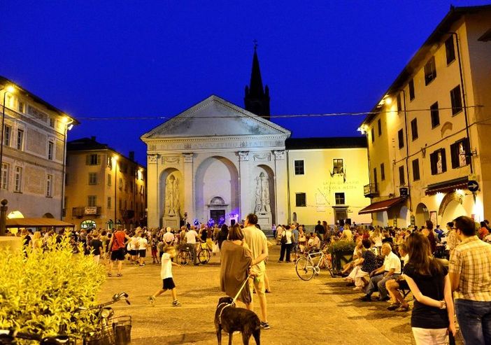 piazza di Carmagnola di notte con persone