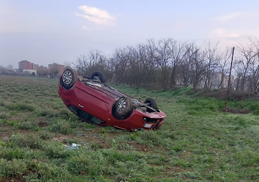 Auto si ribalta allo svincolo di Debouchè e finisce nella scarpata