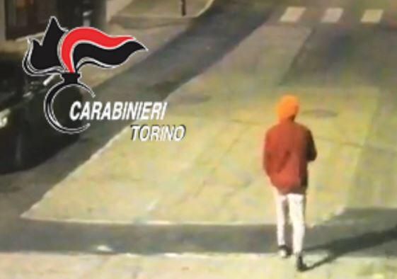 Rivoli, incendiava le auto a Cascine Vica: preso piromane 20enne