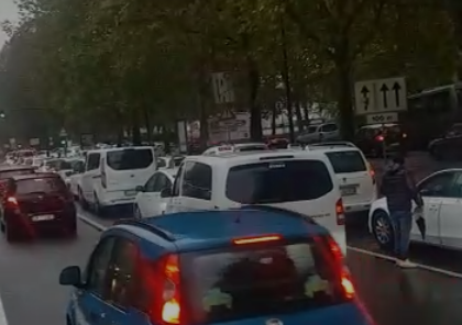 Aiuti e sostegni fiscali: il lungo serpentone dei taxisti attraversa Torino [VIDEO]