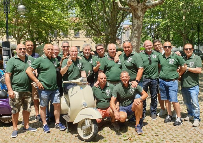 Collegno, numerosi centauri sfilano per la città a cavallo di vespe e grandi classiche