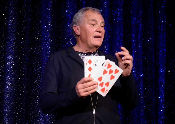 Magia d’Estate tra carte, trasformismo, monete e fiori magici nel tempio italiano dell’illusionismo