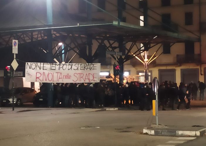 Protesta degli anarchici nel quartiere Aurora
