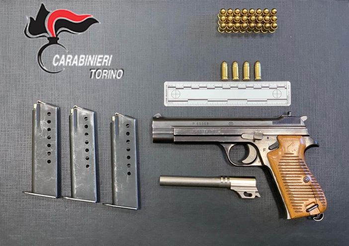 In casa a Mirafiori aveva una pistola, arrestato: l'arma ai Ris di Parma
