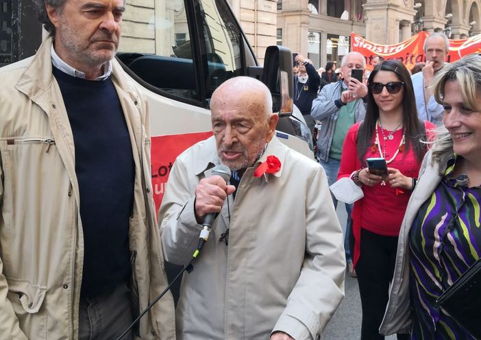 Partigiano parla al microfono