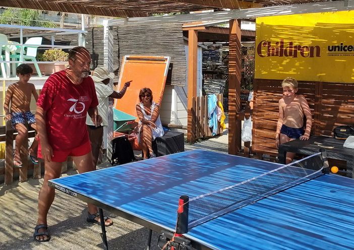 persone che giocano a ping pong persone che giocano a ping pong