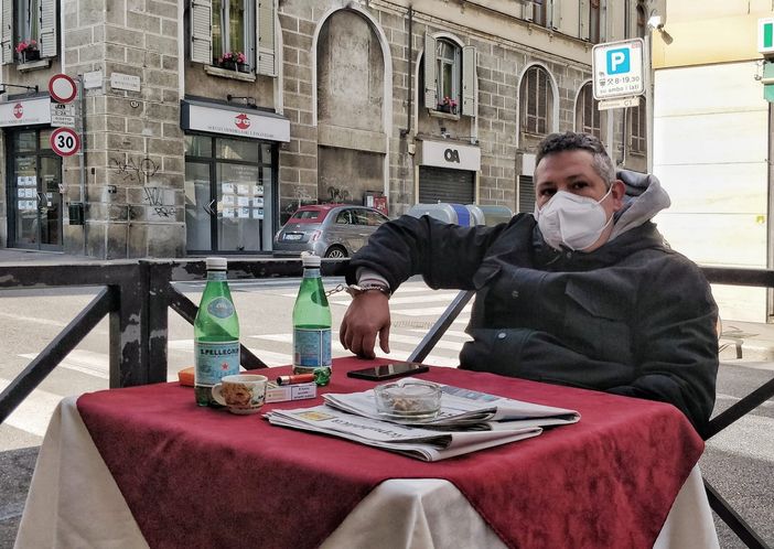 Ammanettato al dehor della caffetteria