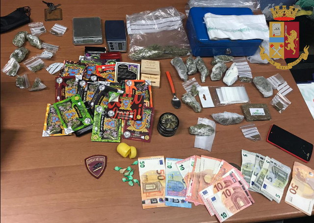 Arrestato il figlio, denunciata la madre per aggressione agli agenti Arrestato il figlio, denunciata la madre per aggressione agli agenti