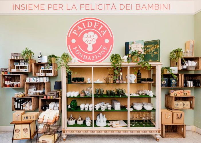 Apre i battenti il Christmas shop di Paideia per aiutare i bimbi più sfortunati Apre i battenti il Christmas shop di Paideia per aiutare i bimbi più sfortunati