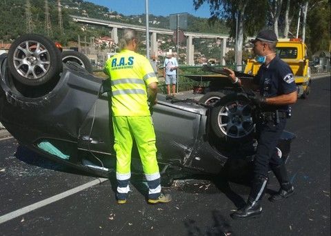 Imperia, auto si cappotta sull'argine sinistro: soccorsa coppia di anziani di Torino