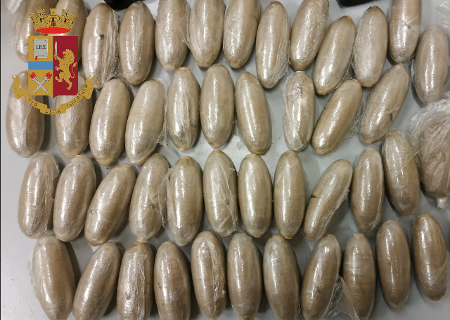 La Polizia sequestra un chilo di droga: arrestate tre persone La Polizia sequestra un chilo di droga: arrestate tre persone