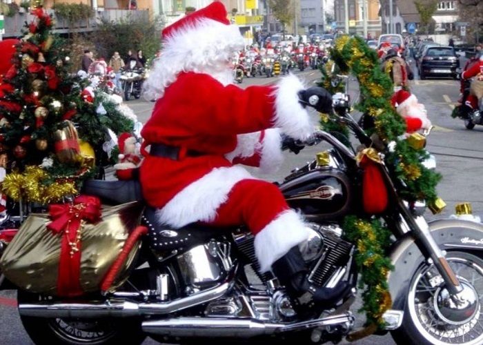 A Nichelino Babbo Natale arriva a bordo di una Harley Davidson A Nichelino Babbo Natale arriva a bordo di una Harley Davidson