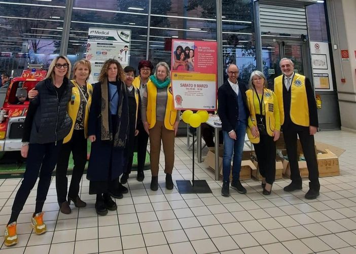 A Collegno i Lions raccolgono 500 prodotti e 1600 euro per aiutare le donne in difficoltà A Collegno i Lions raccolgono 500 prodotti e 1600 euro per aiutare le donne in difficoltà