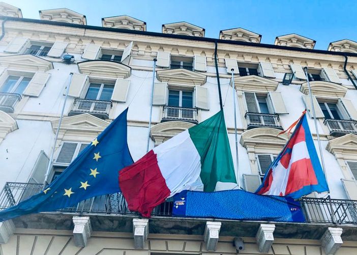 Bandiere a mezz'asta