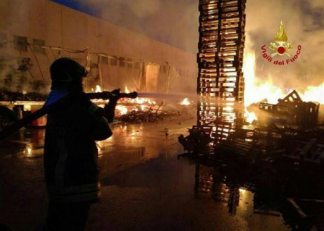 Settimo, incendio in via Raspini: nove squadre di pompieri al lavoro dalle 5 di stamattina per domare le fiamme Settimo, incendio in via Raspini: nove squadre di pompieri al lavoro dalle 5 di stamattina per domare le fiamme