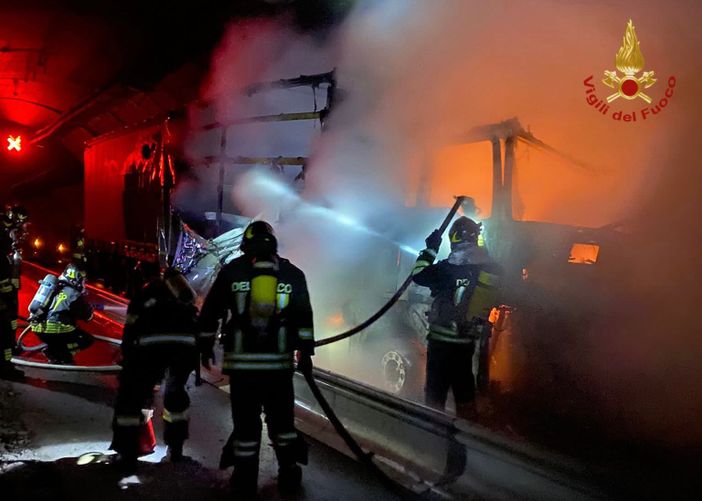 Tir in fiamme sulla A32 Torino-Bardonecchia: il maxi incendio nella galleria Cels [VIDEO]