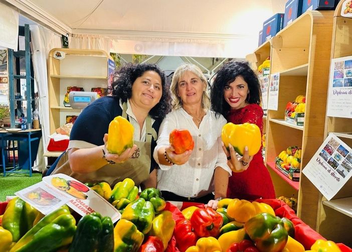 Il peperone tra mito, terra e tavola: a LIVE.IT Renata Cantamessa dialoga con Michele A. Fino e Renata Fiorina Il peperone tra mito, terra e tavola: a LIVE.IT Renata Cantamessa dialoga con Michele A. Fino e Renata Fiorina