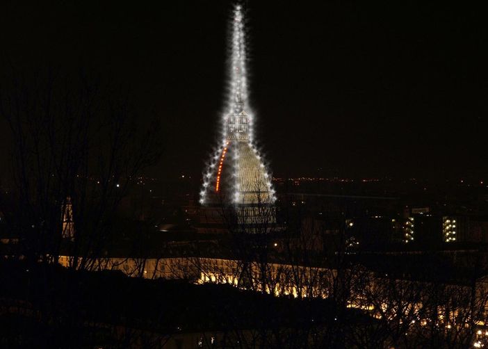 Da stasera la Mole si illumina di spirito natalizio fino all'Epifania Da stasera la Mole si illumina di spirito natalizio fino all'Epifania