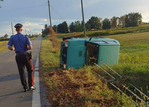 la vettura finita fuori strada la vettura finita fuori strada