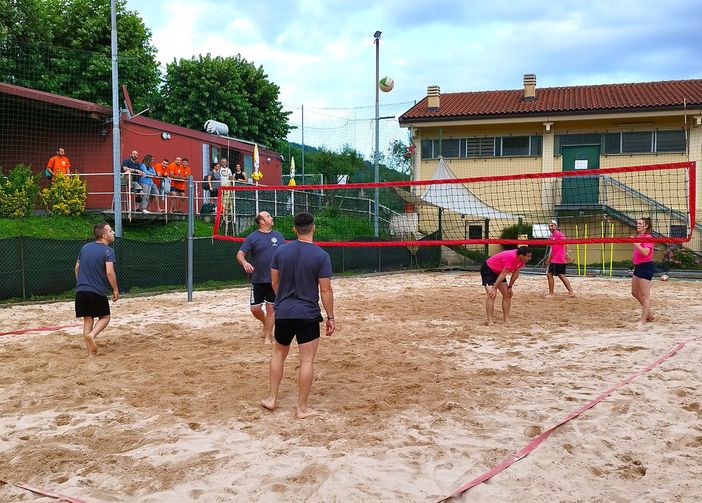 persone che giocano a beach volley persone che giocano a beach volley