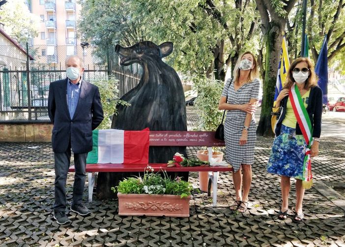 persone intorno a una panchina