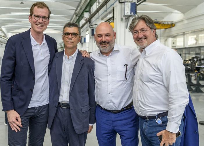 manager tutti insieme in foto di gruppo