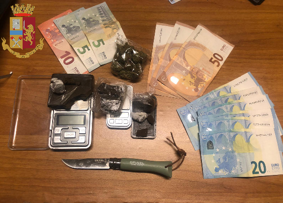 Torino, all'autolavaggio con la macchina rubata e con la droga: nei guai 4 minori Torino, all'autolavaggio con la macchina rubata e con la droga: nei guai 4 minori