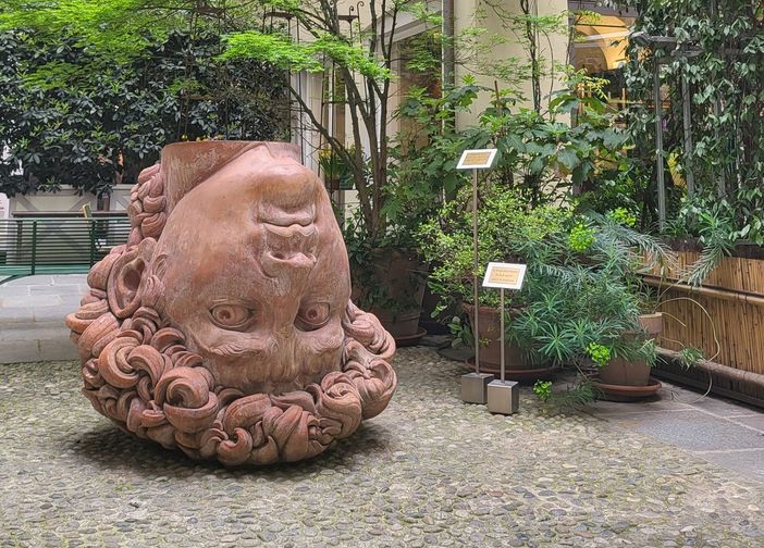 A Torino, un volto rovesciato troneggia al centro di un cortile: the Big Testone A Torino, un volto rovesciato troneggia al centro di un cortile: the Big Testone