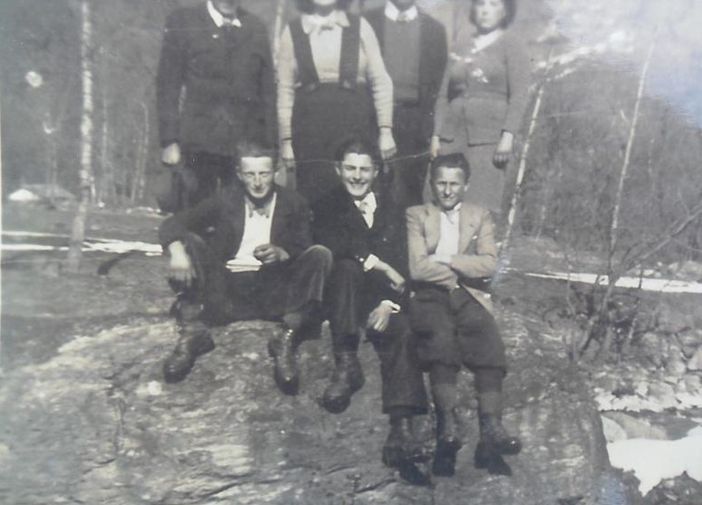 Paul Garnier, in basso a sinistra, con amici