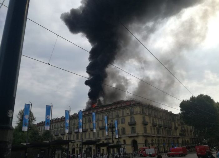 Una immagine dell'incendio in piazza Carlo Felice del 2021