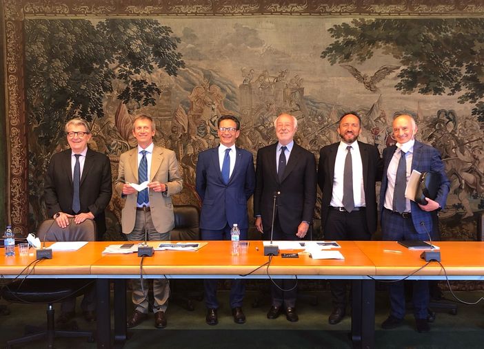 Persone sedute a un tavolo per siglare un accordo