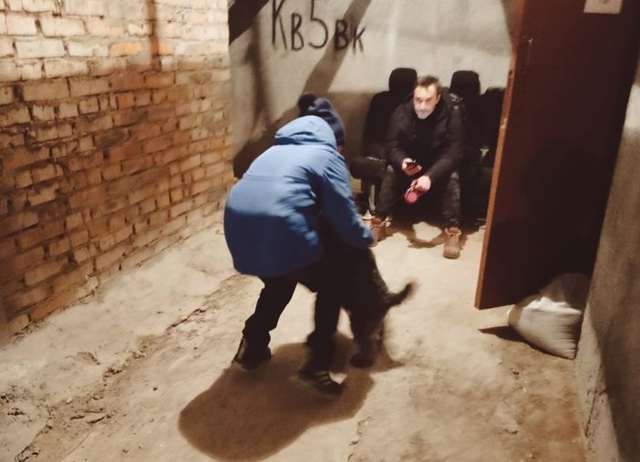 scantinato con persone sedute