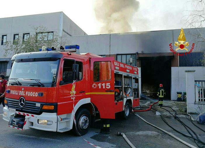 Ala di Stura, le fiamme distruggono la biglietteria della seggiovia Ala di Stura, le fiamme distruggono la biglietteria della seggiovia