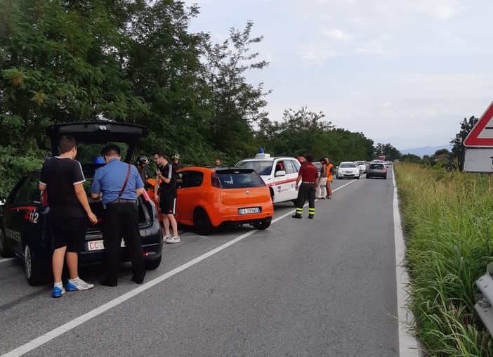 Incidente a Garzigliana, coinvolti tre ragazze e due giovanissimi: solo lievi ferite