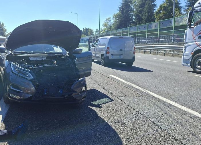 Altro incidente sulla tangenziale: 3 persone ferite e circolazione paralizzata Altro incidente sulla tangenziale: 3 persone ferite e circolazione paralizzata