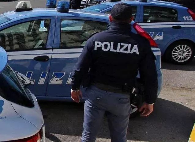 Gli agenti lo hanno convinto a tornare indietro e mettersi sul marciapiede