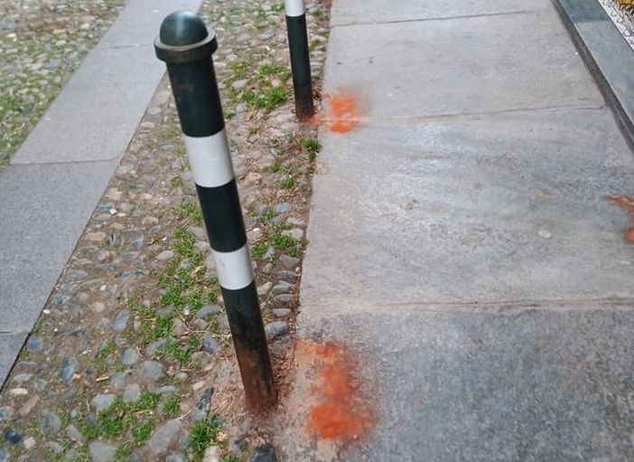 Campidoglio, marciapiedi cosparsi di peperoncino contro i “bisogni” canini