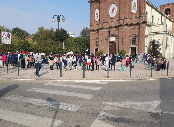 Gli alunni evacuati in piazza Vigo a None Gli alunni evacuati in piazza Vigo a None